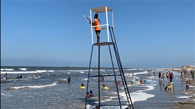 حالته خطيرة.. منقذو شاطئ بورسعيد ينتشلون شابًا من وسط الأمواج | تفاصيل