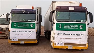 مركز الملك سلمان يوزع مساعدات غذائية باليمن.. ونزع 558 لغما زرعتها مليشيا الحوثي