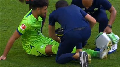 مرموش يغادر مباراة فولفسبورج وبايرن ميونخ مصابًا 