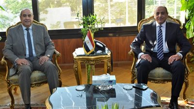 الفريق محمد عباس وزير الطيران يستقبل الطيار محمد منار