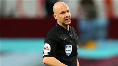 بسبب أخطائه في ديربي لندن.. جماهير تشيلسي تجمع توقيعات لحظر أنتوني تايلور من تحكيم مباريات الفريق