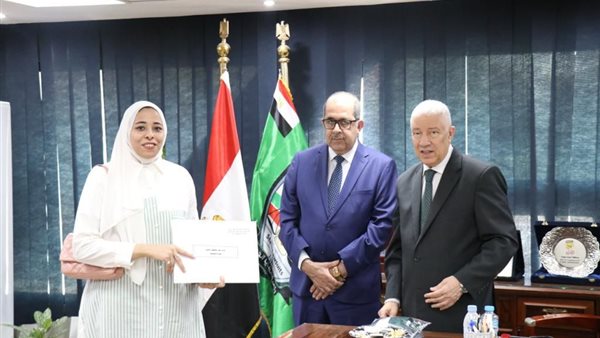 وقف الدكتور الفنجري