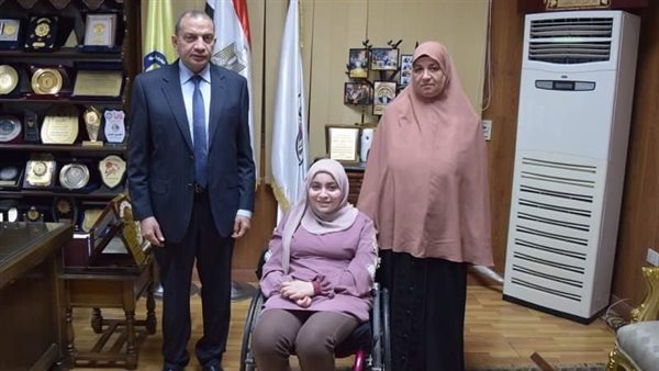 منار ووالدتها مع