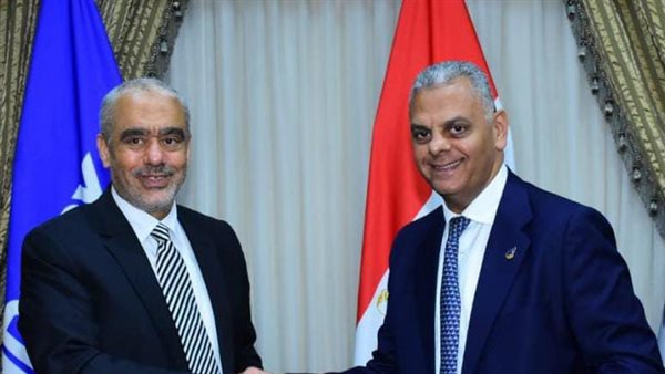 جانب من توقيع وثيقة