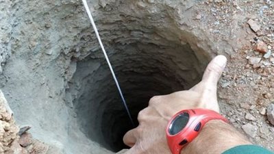 محاولات لإنقاذ شاب سقط داخل حفرة عمقها 25 مترا بمركز إمبابة