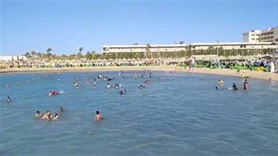 إقبال كبير من المصطافين على شواطئ مدينة الغردقة | بث مباشر 