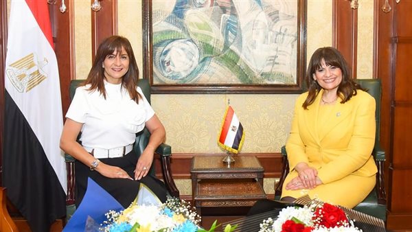 وزيرة الهجرة مع السفيرة