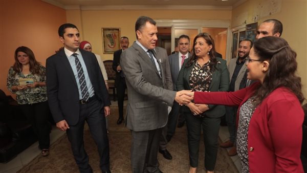  وزير السياحة في