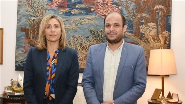 وزيرة الثقافة ومحرر