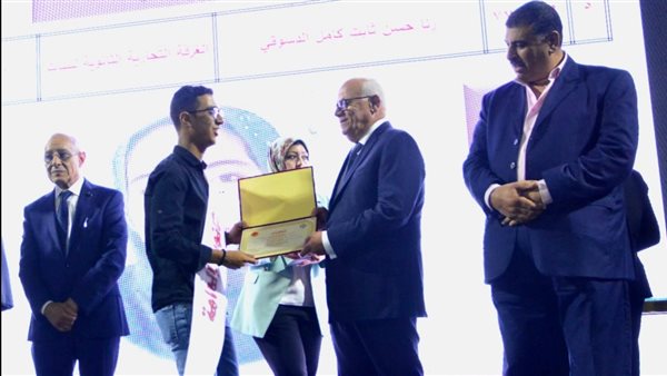 محافظ بورسعيد يكرم