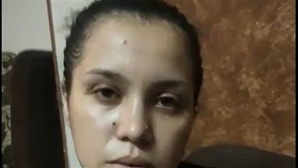 فتاة فقدت والديها