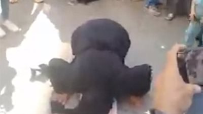 والدة المذيعة شيماء جمال تسجد بعد إحالة أوراق القاضي قاتل ابنتها وشريكه لـ المفتي |صور وفيديو