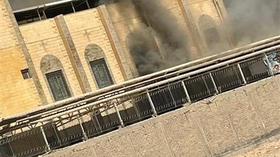 محافظ المنيا يعاين موقع نشوب حريق داخل كنيسة الأنبا بيشوي