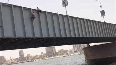 على حافة الموت.. طفلان يصعدان أعلى كوبري أخميم بسوهاج ويقفزان في مياه النيل | فيديو