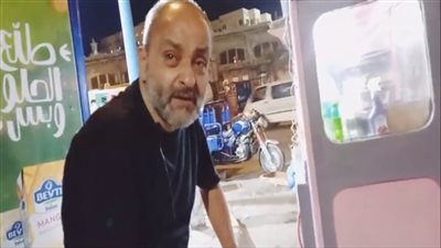 صاحب عربة سندوتشات بالإسكندرية: شقيت على عيالي من 35 سنة لحد ما بقوا مهندسين | بث مباشر