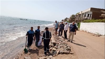مجلس مدينة دهب يواصل رفع آثار التلوث البيئي على الشواطئ | صور