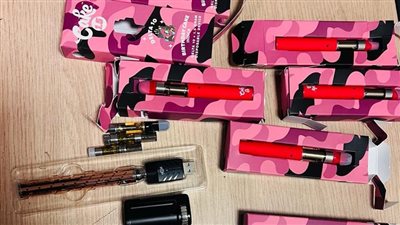 ضبط راكب بمطار القاهرة بحوزته سجائر إلكترونية بها زيت الماريجوانا المخدر