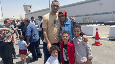 أول صور للصحفي سيد عبد الله بعد إخلاء سبيله