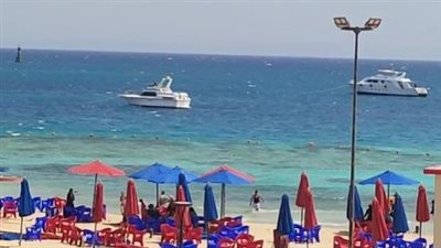 إقبال المصطافين على شواطئ الإسكندرية والغردقة بالتزامن مع العطلة الأسبوعية | بث مباشر 