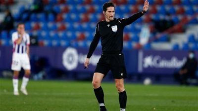 خوسيه مونويرا حكما لمباراة برشلونة وريال سوسيداد في الليجا 