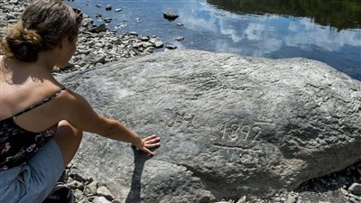 إذا رأيتموني فابكوا.. انحسار الأنهار في أوروبا يكشف رسائل تركها السابقون بعصر المجاعات