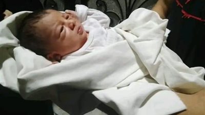 منتقبة تلقي طفل حديث الولادة داخل مستشفى المنزلة بالدقهلية وتفر هاربة