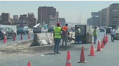 الطرق والكباري: وضع لوحات إرشادية بوجود حاجز خرساني وسط الطريق الدائري بالأوتوستراد