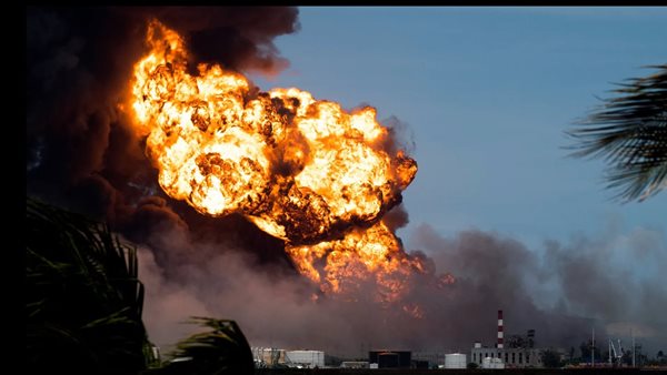  حريق في مستودع للنفط