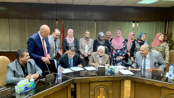 جانب من التوقيع