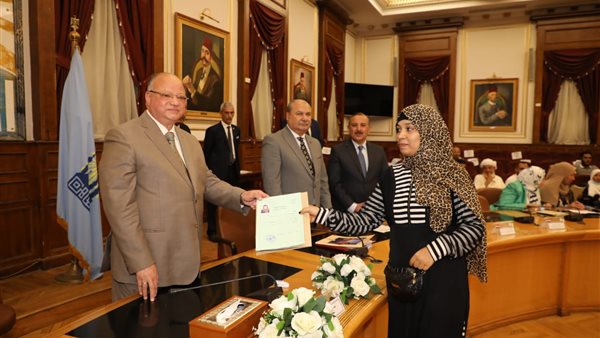 محافظ القاهرة يسلم