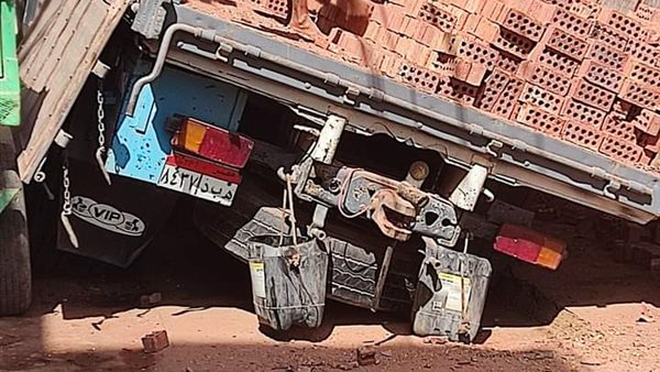 سقوط سيارة داخل حفرة