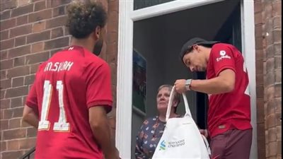 على رأسهم محمد صلاح.. لاعبو ليفربول يوزعون الهداية على جماهير الريدز