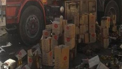 انقلاب سيارة نقل محملة بـ 23 طن زيت في المنيا 