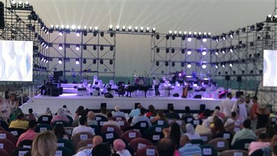 تدفق الجمهور لحضور حفل عمر خيرت في العلمين