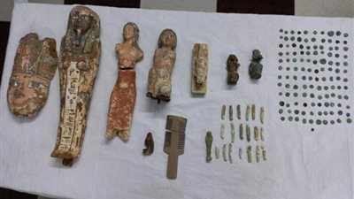 حلم الثراء السريع.. القبض على متهم بحوزته 150 قطعة أثرية بالمنيا