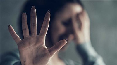 كيًّا بالنار.. ضبط سيدة عذبت ابنتها بمعاونة عشيقها في الدقهلية