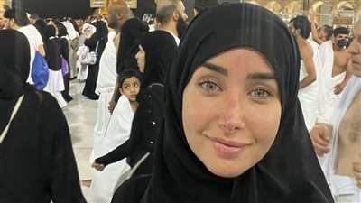 هنا الزاهد تؤدي مناسك العمرة وتنشر صورتها أمام الكعبة