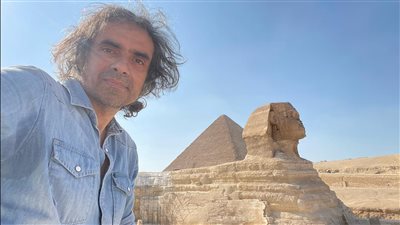 من عجائب العالم.. نجم بوليوود امتياز علي يشيد بالحضارة المصرية بعد زيارته الأهرامات 