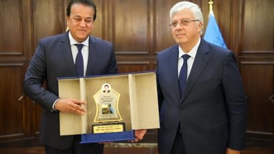 وزير التعليم العالي يكرم خالد عبدالغفار تقديرا لإسهاماته إبان قيادته الوزارة