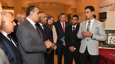 وزير الإنتاج الحربي يتفقد مشروعات التخرج لطلاب الأكاديمية المصرية للهندسة والتكنولوجيا 