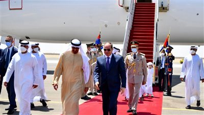 لعقد مباحثات قمة.. السيسي يستقبل الشيخ محمد بن زايد آل نهيان في مطار العلمين 