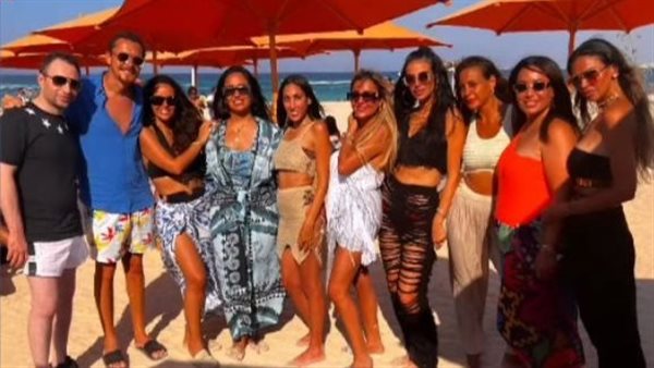 حسام حبيب رفقة أصدقائه