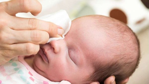 طفل حديث الولادة