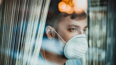 شخص ظل عامين لا يعمل بسبب الأعراض.. دراسة تؤكد استمرار المعاناة من كورونا حتى بعد التعافي  