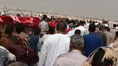 بكاء وحسرة.. تشييع جثمان طبيب وزوجته ونجلهما بالمنيا عقب مصرعهم في حادث تصادم | بث مباشر