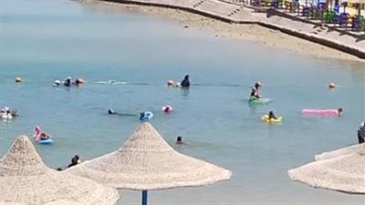 تزايد إقبال المصطافين على الشواطئ العامة بالغردقة هربًا من حرارة الطقس | بث مباشر