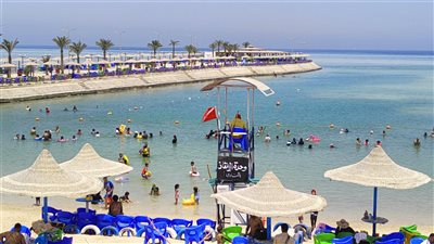 إقبال على شواطئ الغردقة هربًا من ارتفاع درجات الحرارة.. وزيادة رحلات الطيران الوافدة | صور