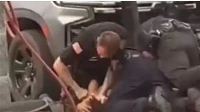 جورج فلويد جديد.. الشرطة الأمريكية تعتدي على مواطن وتبرحه ضربا خلال القبض عليه