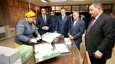 وزير السياحة يلتقي العاملين بمقر الوزارة لمتابعة آليات سير العمل | صور 