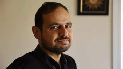 عضو بالقاعدة.. جاسوس بريطاني سابق يتقدم بشكوى لتعرضه للتمييز العنصري بمدرسة أطفاله